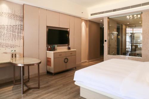 Deluxe King Room Garden View room in Wanda Realm Xiamen North Bay