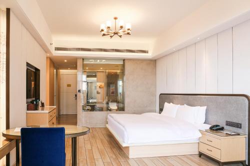 Deluxe King Room with Bay View image 2