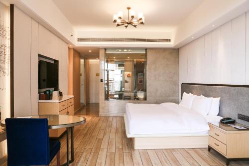 Deluxe King Room with Bay View image 1