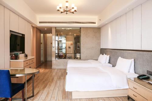 Deluxe Twin Room with Bay View  image 2
