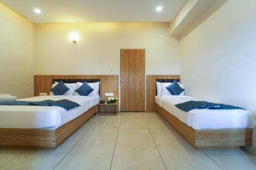 1 double bed, 1 twin bed