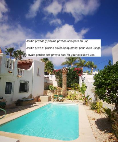 Appartment Paquero downstairs with your own private garden and your own private pool – khách sạn tại Les Cometes