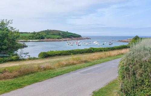 4 Bedroom Gorgeous Home In Sibiril gîte à louer Kerfiat
