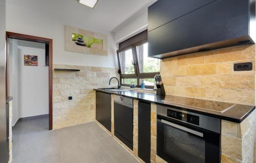 virtuve, Beautiful Home In Igrisce in Veļiko Trgovišče