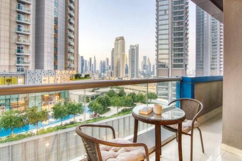 Chic 3BR Escape Steps from Dubai Mall, Burj & Metro in Prime Location, Dubai