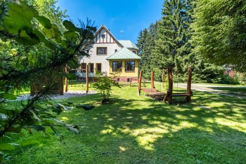 外部景觀, Villa with pool, sauna, pergola, park, and playground in 史禾博達納德烏普