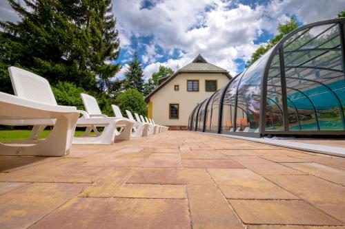 外部景觀, Villa with pool, sauna, pergola, park, and playground in 史禾博達納德烏普