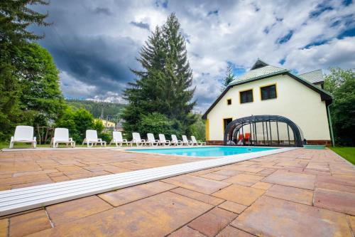 外部景觀, Villa with pool, sauna, pergola, park, and playground in 史禾博達納德烏普