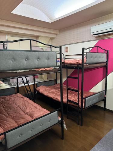 2 bunk beds