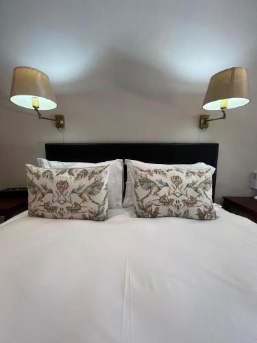 1 queen bed, 1 twin bed