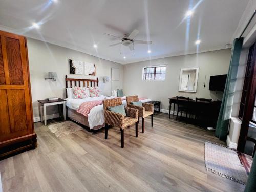 1 queen bed, 1 twin bed