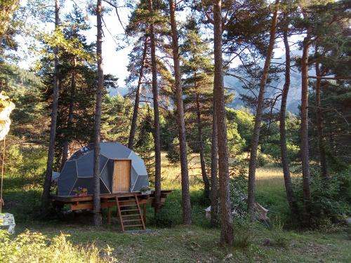 Cabane ronde dans les arbres in Chateauroux-Alpes