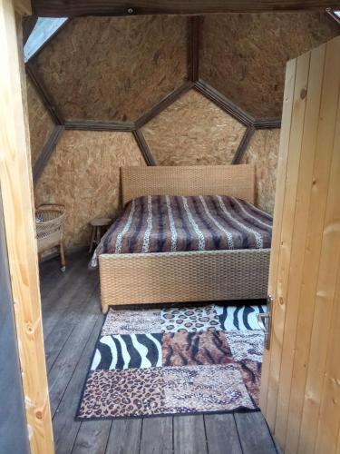 Cabane ronde dans les arbres in Chateauroux-Alpes
