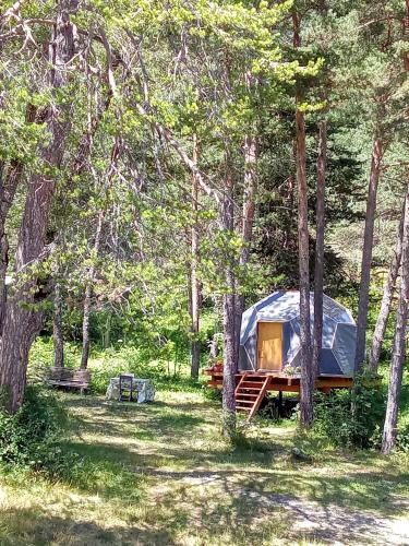 Cabane ronde dans les arbres in Chateauroux-Alpes