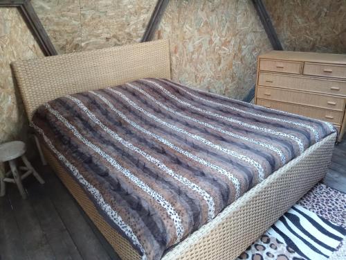 Cabane ronde dans les arbres in Chateauroux-Alpes