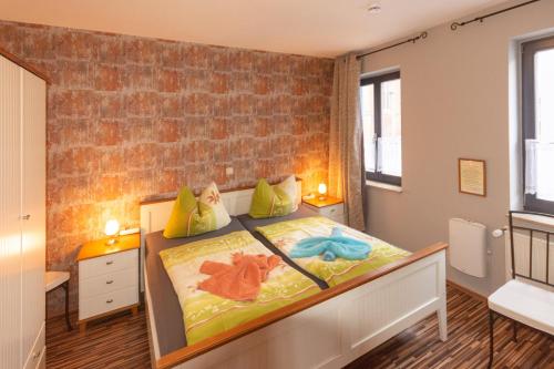 1 queen bed, 1 sofa bed