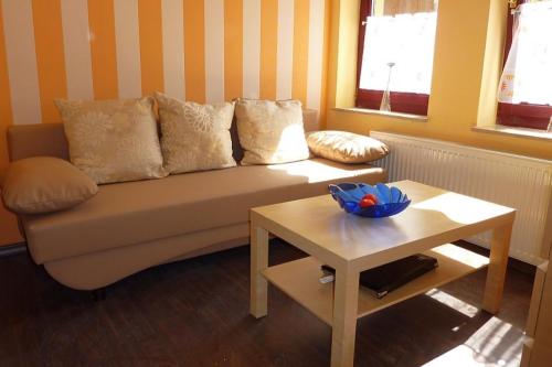 1 queen bed, 1 sofa bed
