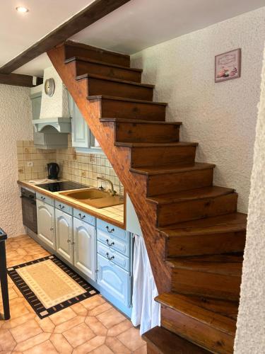 Spacious Farmhouse Apartment, by Lake & Mountains in Larringes