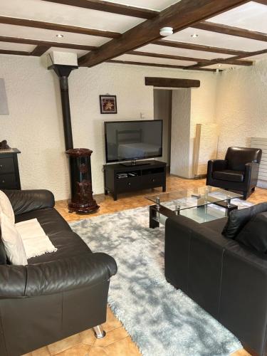 Iekārtas, Spacious Farmhouse Apartment, by Lake & Mountains in Larringes