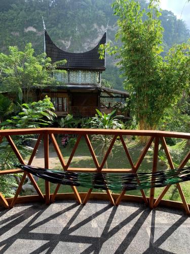 Canyon Jungle Stay in Guguk Panjang