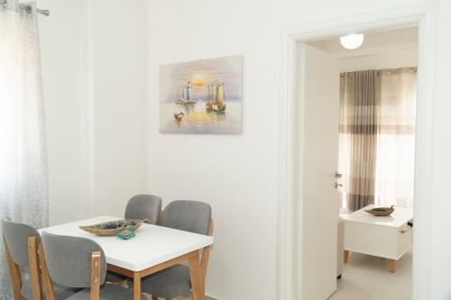 One-Bedroom Apartment with Balcony and Sea View image 3