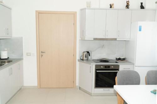 One-Bedroom Apartment with Balcony and Sea View image 5
