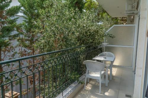 One-Bedroom Apartment with Balcony and Sea View image 1