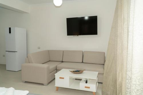 One-Bedroom Apartment with Balcony and Sea View image 7