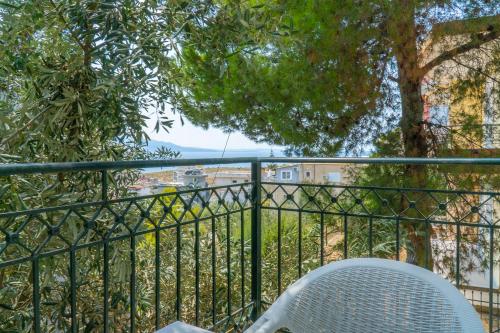 One-Bedroom Apartment with Balcony and Sea View image 2