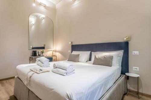 Queen of Rome Luxury Rooms - image 3