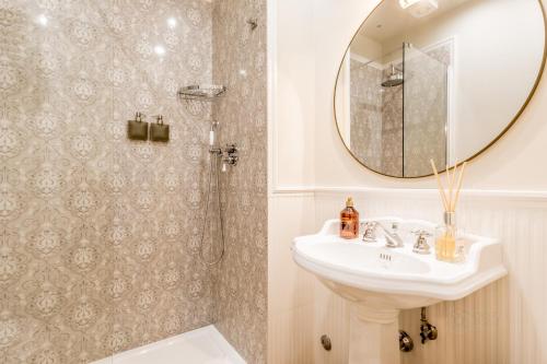 Queen of Rome Luxury Rooms - image 12