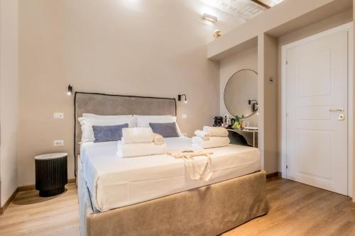 Queen of Rome Luxury Rooms - main image