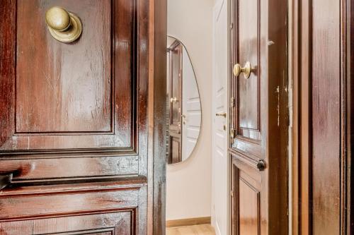 Queen of Rome Luxury Rooms - image 6