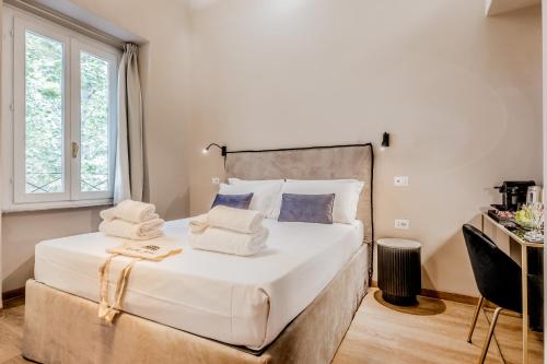 Queen of Rome Luxury Rooms - image 5
