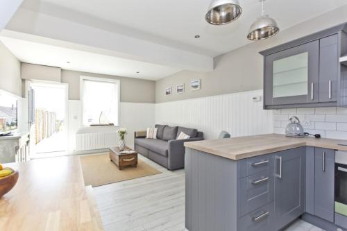COASTGUARD COTTAGES by BOURNECOAST - A Charming Victorian Holiday Home with SEA VIEWS, HOT TUB and Garden - HB6098 5