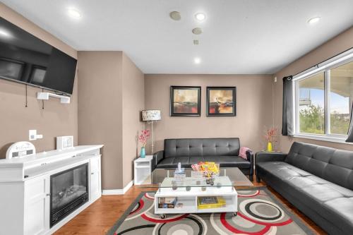 . 52-3 Bed Suite On Lake Central Ac By Airport