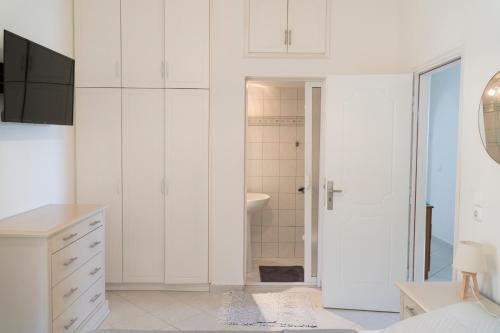 Three-Bedroom Apartment with Sea View image 2