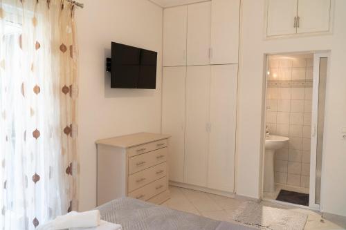 Three-Bedroom Apartment with Sea View image 4