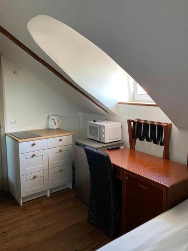 Double Room image 10