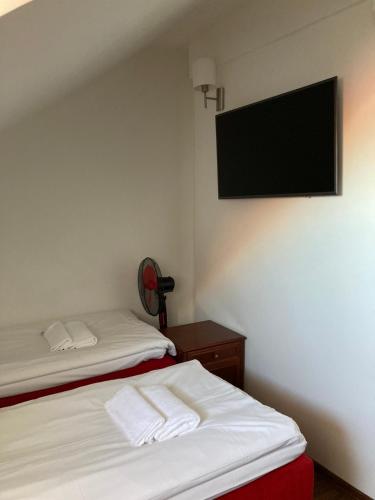 Twin Room image 10