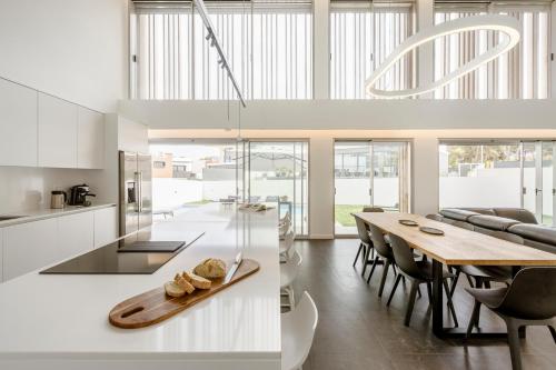 ห้องครัว, Lilac Cascais Villa with Swimming Pool in ปัมปิลเยย์รา