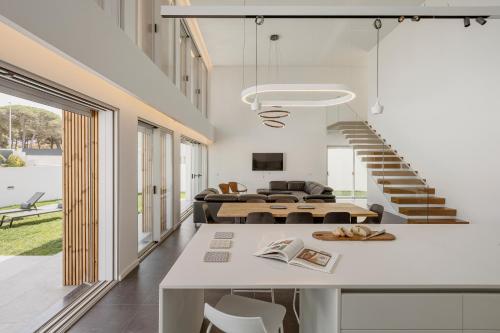 ห้องครัว, Lilac Cascais Villa with Swimming Pool in ปัมปิลเยย์รา