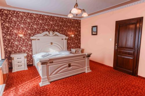 1 queen bed, 1 sofa bed