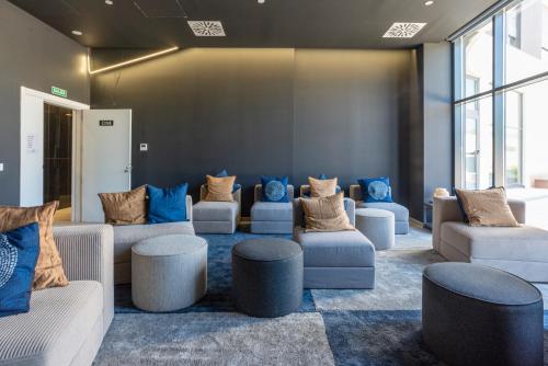 Skyline IV Pool & Coworking by ELE Apartments - Tap to explore photos