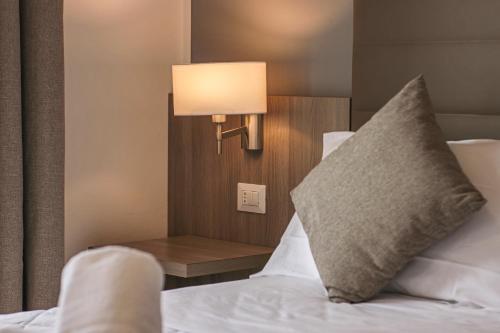 Triple Room with Partial Sea View image 4