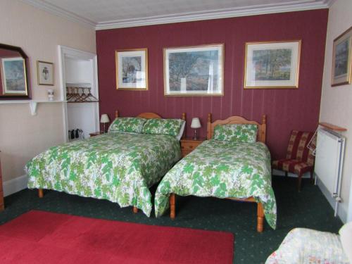 1 double bed, 1 twin bed