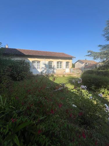 Vista exterior, Gîte le Cèdre bleu avec SPA (Gite le Cedre bleu avec SPA) in Saint-Martin-les-Melle