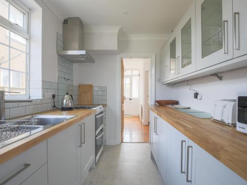 Spacious Home in Windsor with Parking & Garden - Pass the Keys, Windsor (photo 6)