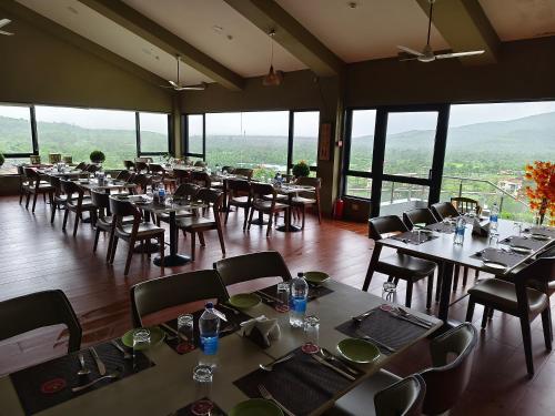 Restorāns, Gaurav Lords Resort in Shrivardhan