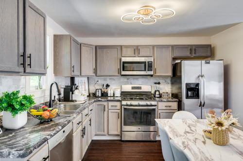 virtuve, Luxury Midterm Rental for Families, Medical and Corporate Professionals Cincy in Forest Park (OH)